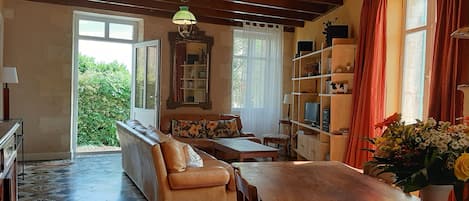 Fernseher, DVD-Player, Bücher, Stereoanlage