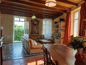 TV, DVD player, books, stereo