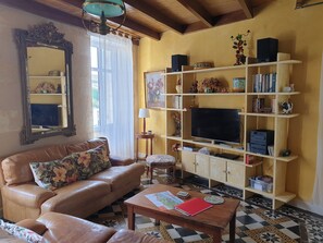 Televisie, een dvd-speler, boeken en een stereo