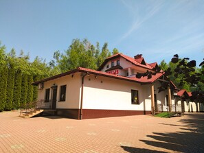 Vista frontal de la propiedad