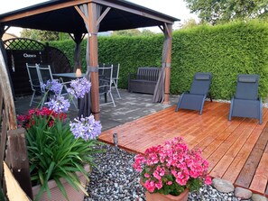 Outdoor dining - Vacation apartment 100sqm <br>Living <br>3 double beds Bedroom<br>Kitchen<br>Bathroom (Loissin)