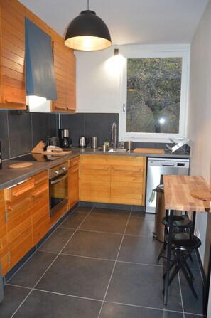 Microondas, horno, parrilla de estufa y lavavajillas 