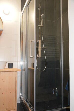 Shower, hair dryer - Saint gervais : 110 m2 - 4 bedrooms- 3 bathrooms - renovated with shared garden (Saint-Gervais-les-Bains)