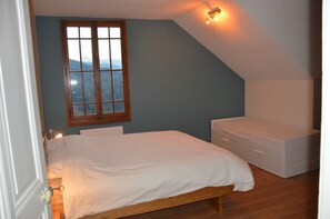 4 slaapkamers, een strijkplank/strijkijzer, wifi