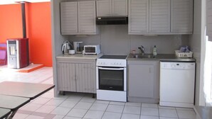Une cuisine compacte équipée d’une cuisinière, d’un four à micro-ondes et d’un lave-vaisselle.