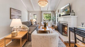 Living area - 3806 La Belle Vie - Cute Carmel Cottage (Carmel)