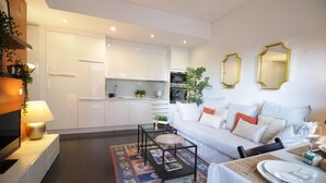 Un salon moderne avec un canapé, une table basse et un coin repas.