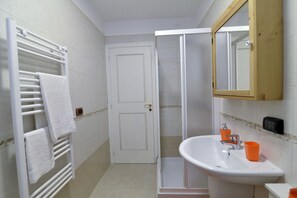 Apartment | Bathroom | Shower, free toiletries, hair dryer, bathrobes