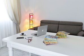 Lejlighed | Opholdsområde | 32-tommers fladskærms-tv med digitale kanaler, tv