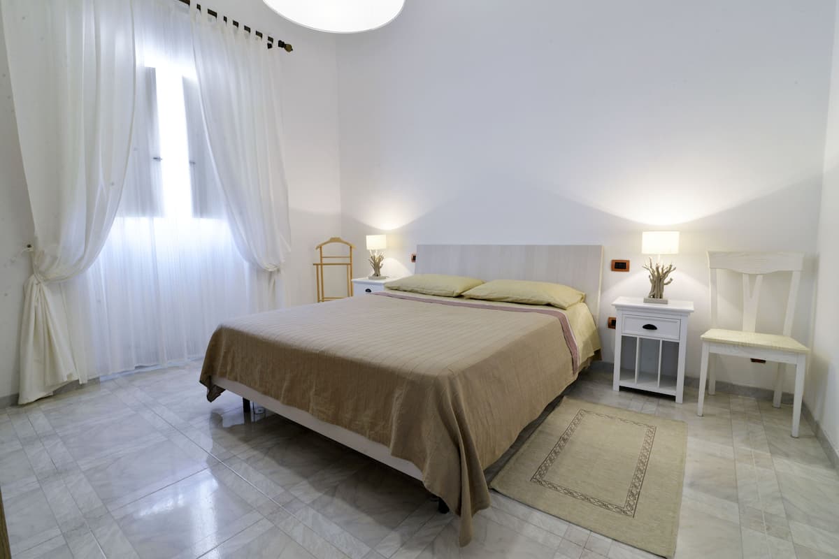 Apartment | 1 bedroom, hypo-allergenic bedding, down duvets, blackout curtains