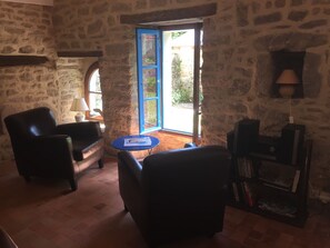 Interior - Old house with blue shutters in the heart of the Ile aux Moines (Île-Aux-Moines)