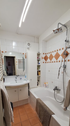 Haartrockner, Seife, Toilettenpapier