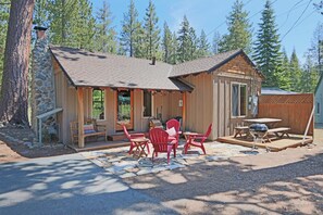 Cabin, Multiple Beds (Cabin Fever * fireplace) | Outdoor dining