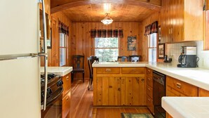 Baita, letti multipli (1545 West Lake Getaway - HOT TUB, Wal) | Cucina privata | Macchina per tè/caffè, frigorifero, microonde, piano cottura