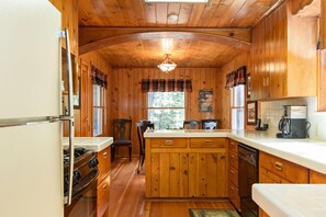 小屋, 多張床 (1545 West Lake Getaway - HOT TUB, Wal) | 私人廚房 | 電冰箱、微波爐、爐台、洗碗機