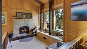 Stuga - flera sängar (Barking Pine Cabin - private BEACH ac) | Vardagsrum | Tv, eldstad och dvd-spelare