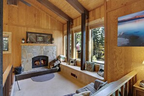 Cabaña, varias camas (Barking Pine Cabin - private BEACH ac) | Sala de estar | Televisión, chimenea y reproductor de DVD 