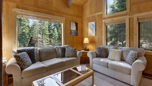Stuga - flera sängar (Barking Pine Cabin - private BEACH ac) | Vardagsrum | Tv, eldstad och dvd-spelare
