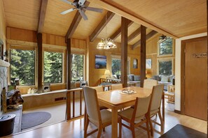 Cabaña, varias camas (Barking Pine Cabin - private BEACH ac) | Cocina privada | Refrigerador, microondas, parrilla de estufa y lavavajillas 