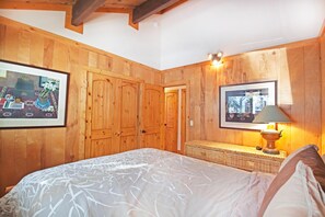 House, Multiple Beds (CEDARS PALACE - Walk to Lake - Remode) | 3 bedrooms, premium bedding