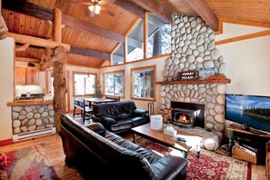 House, Multiple Beds (CEDARS PALACE - Walk to Lake - Remode) | Living room