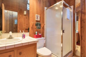 Talo, useita sänkyjä (Club Tahoe - cabin, quiet location) | Kylpyhuone | Hiustenkuivaaja, pyyhkeet