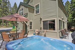 Talo, useita sänkyjä (CLUBHOUSE -  HOT TUB - QUIET LOCATION) | Uima-allas