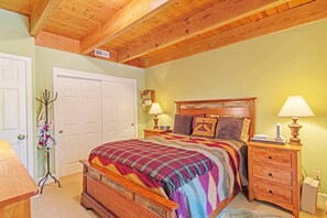 Talo, useita sänkyjä (CLUBHOUSE -  HOT TUB - QUIET LOCATION) | 4 makuuhuonetta, ylelliset vuodevaatteet