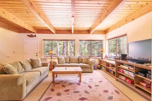House, Multiple Beds (CLUBHOUSE -  HOT TUB - QUIET LOCATION) | Living room