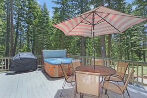 House, Multiple Beds (CLUBHOUSE - HOT TUB - QUIET LOCATION) | Balcony