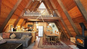 Casa, varias camas (Morte House - WALK TO LAKE) | Sala de estar | Televisión y chimenea 