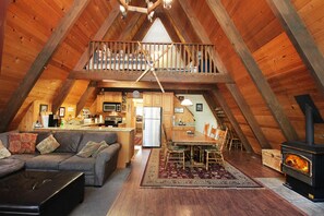 House, Multiple Beds (Morte House - WALK TO LAKE) | Living room | TV, fireplace