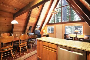 House, Multiple Beds (Morte House - WALK TO LAKE) | Private kitchen