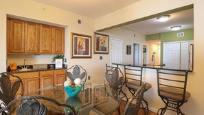 Appart'hôtel, plusieurs lits, piscine privée, vue plage | Cuisine privée | Réfrigérateur, micro-ondes, plaque de cuisson, lave-vaisselle