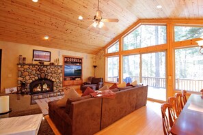 獨棟房屋, 多張床 (River Rock Lodge - GAME ROOM & HOT TU) | 客廳 | 電視、壁爐