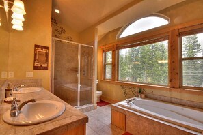Casa, varias camas (River Rock Lodge - GAME ROOM & HOT TU) | Baño | Toallas 