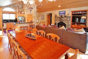 Hus, flere senger (River Rock Lodge - GAME ROOM & HOT TU) | Spiseområde