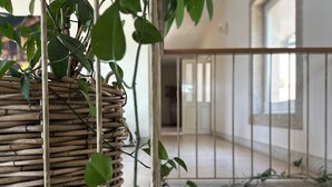 A wicker basket with green plants on a balcony railing. - Holliday Villa - Casa do Sobreiro (Melres, Gondomar)
