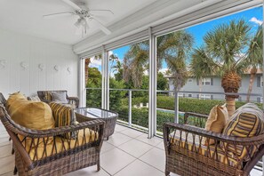 Property grounds - Charming Old Naples Condominium - Downtown (Naples)