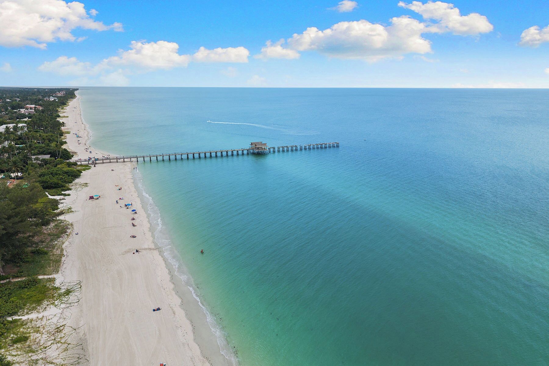 Beach nearby, sun-loungers, beach towels