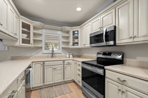 Fridge, microwave, oven, stovetop - Charming Old Naples Condominium - Downtown (Naples)