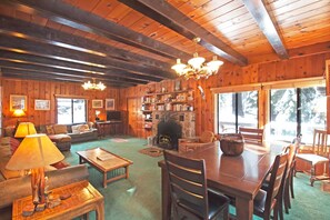 小屋, 多张床 (Quandt Cabin - Ski Lease - WALK TO LA) | 客厅 | 电视、壁炉