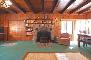 Cabin, Multiple Beds (Quandt Cabin - Ski Lease - WALK TO LA) | Living room