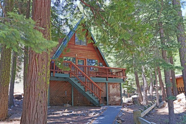 Cabaña, varias camas (Sully's Getaway - HOT TUB!) | Exterior