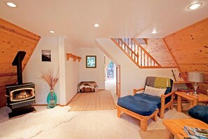 Cabin, Multiple Beds (Sully's Getaway - HOT TUB!) | Living room
