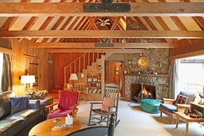 Hus, flere senger (Trembley House) | Oppholdsrom | TV, peis og DVD-spiller