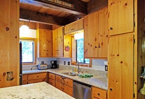 Ferienhaus, Mehrere Betten (Wheelehan House - Close to Tahoe City) | Eigene Küche | Kühlschrank, Mikrowelle, Herdplatte, Geschirrspüler