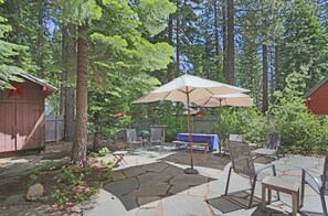 Outdoor dining - Wolf Den - Walk to Private Beach Remodeled Fenced in Back Yard (Tahoe City)