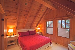 Room - Wolf Den - Walk to Private Beach Remodeled Fenced in Back Yard (Tahoe City)