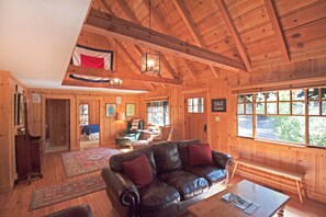 Talo, useita sänkyjä (Wolf Den - Walk to private beach * RE) | Olohuone | Televisio, takka, DVD-soitin